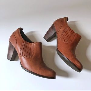 Clarks Artisan Brown Booties w/ Block Heel Sz 9.5